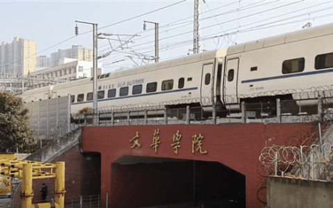 武汉一大学校门上跑火车 校方回应：属实 全国唯一