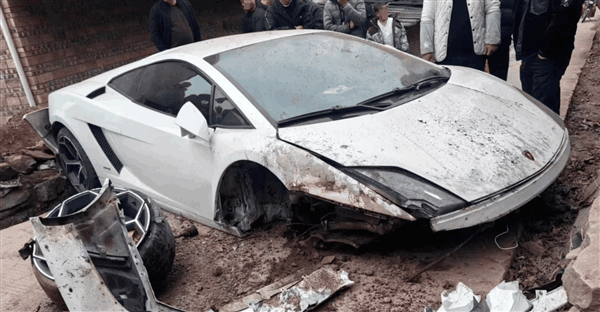 小伙开兰博基尼回村过年撞报废：车主称去年才认亲成功