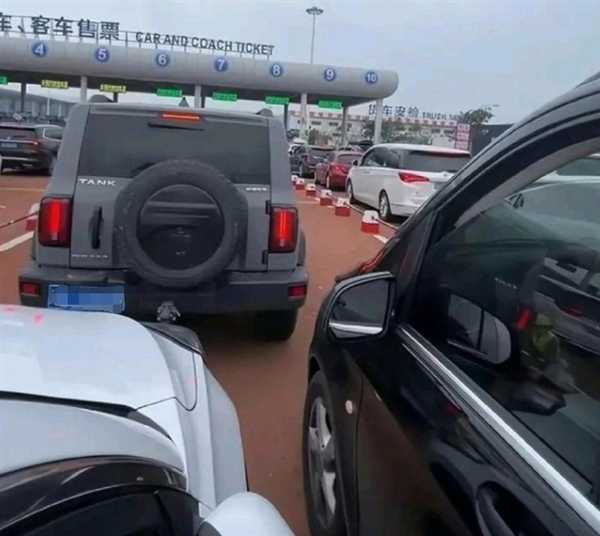 奔驰加塞事件正面7分钟监控曝光:奔驰男砸车前被白色奇瑞车顶了一下 网友吵翻插图2 奔驰加塞事件正面7分钟监控曝光:奔驰男砸车前被白色奇瑞车顶了一下 网友吵翻