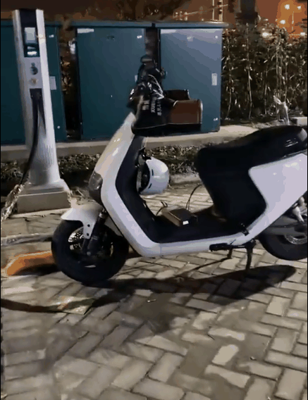 汽车充电站惊现神器：直流快充桩竟可以给电瓶车充电