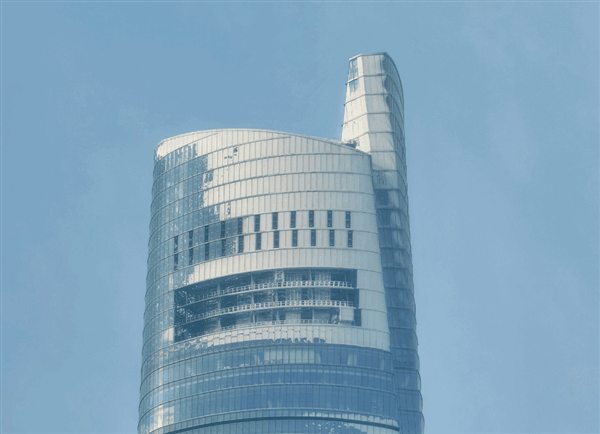 中国最高楼顶楼被冻住了 网友：上海人也有自己的雪山