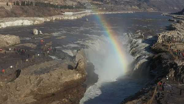 震撼！黄河壶口瀑布再现彩虹通天景象
