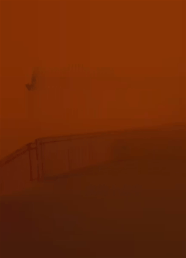 多名网友拍下新疆特强沙尘暴：天地变色！能见度不到50米