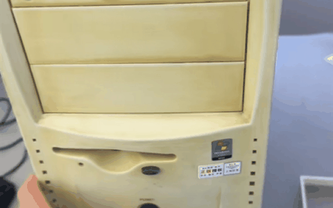 男子组装电脑外壳简陋内核近3万 为了不被家人发现