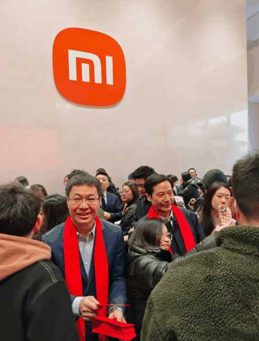 龙年开工第一天!雷军、卢伟冰现场亲自发红包:小米员工排长队领插图2 龙年开工第一天!雷军、卢伟冰现场亲自发红包:小米员工排长队领