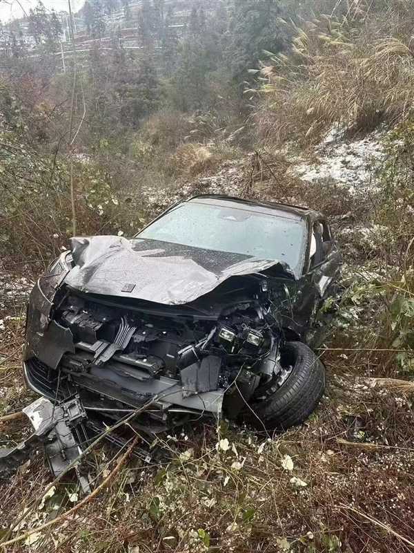 领克08摔下60米高悬崖车主仅擦伤:直言是自己“再生父母”插图 领克08摔下60米高悬崖车主仅擦伤:直言是自己“再生父母”