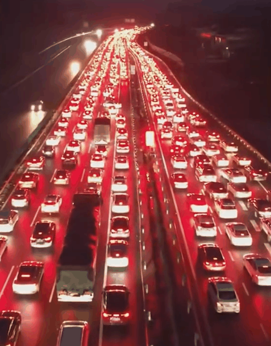 返程高峰来临:实拍多路段车辆拥堵缓行 尾灯连成一条红线插图1 返程高峰来临:实拍多路段车辆拥堵缓行 尾灯连成一条红线