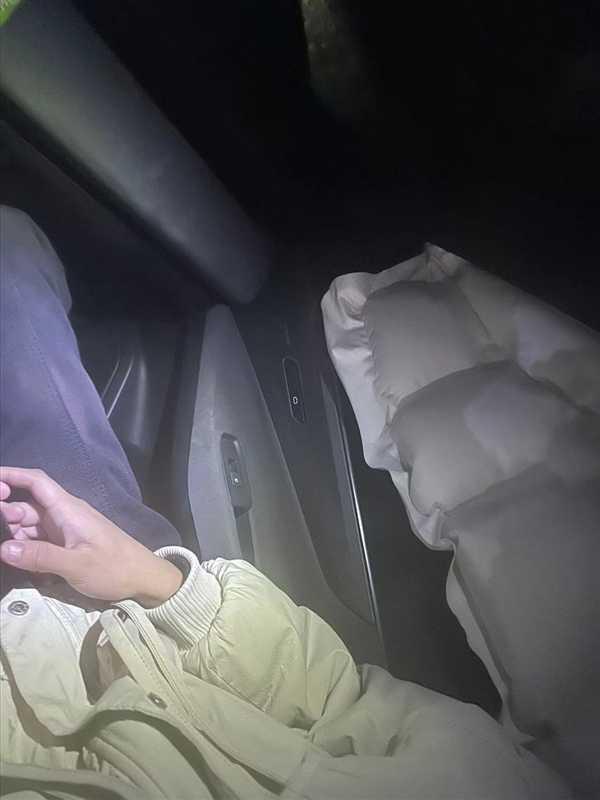 领克08摔下60米高悬崖车主仅擦伤:直言是自己“再生父母”插图3 领克08摔下60米高悬崖车主仅擦伤:直言是自己“再生父母”