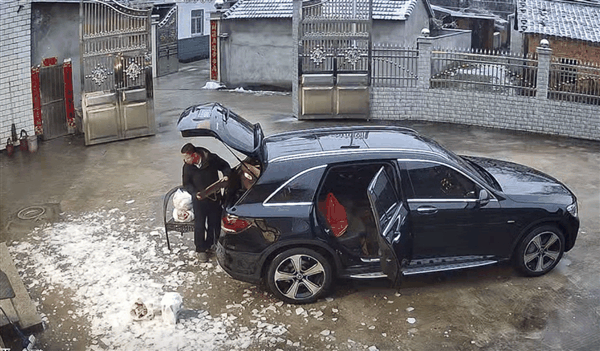 男子听老婆的话挪车成功躲过一劫:奔驰GLC差点被冰块砸坏插图1 男子听老婆的话挪车成功躲过一劫:奔驰GLC差点被冰块砸坏