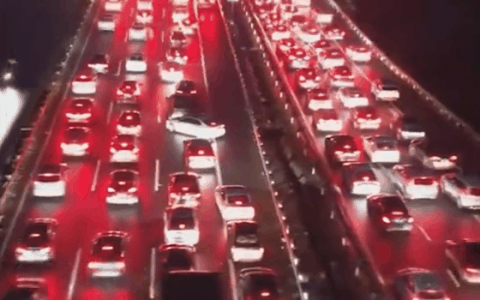 返程高峰来临：实拍多路段车辆拥堵缓行 尾灯连成一条红线