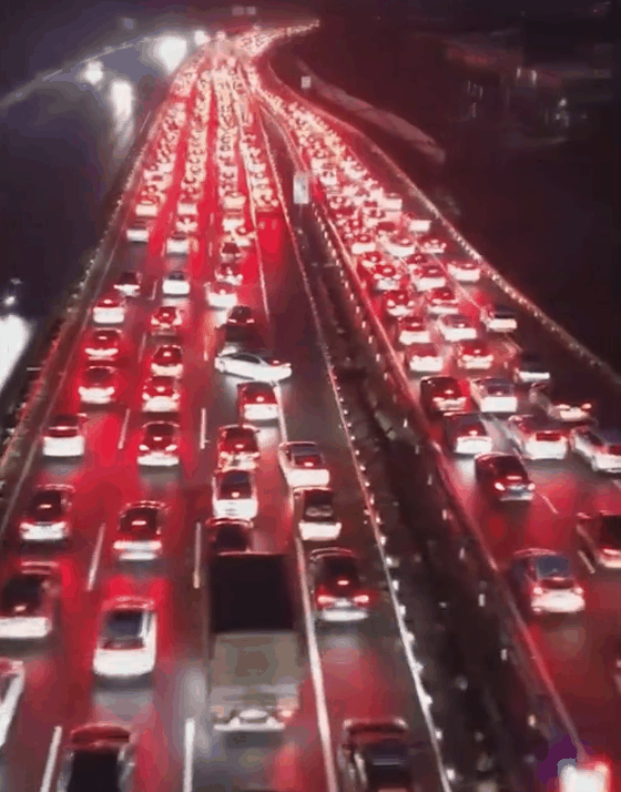 返程高峰来临:实拍多路段车辆拥堵缓行 尾灯连成一条红线插图 返程高峰来临:实拍多路段车辆拥堵缓行 尾灯连成一条红线