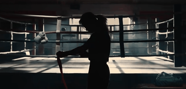 春节档新片《热辣滚烫》终极预告片发布：减重100斤的贾玲剪影亮相