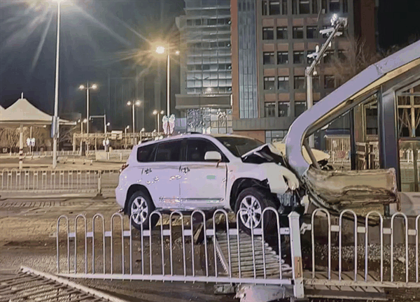 男子酒后叫代驾 开一半后自己上手：撞了、拘了