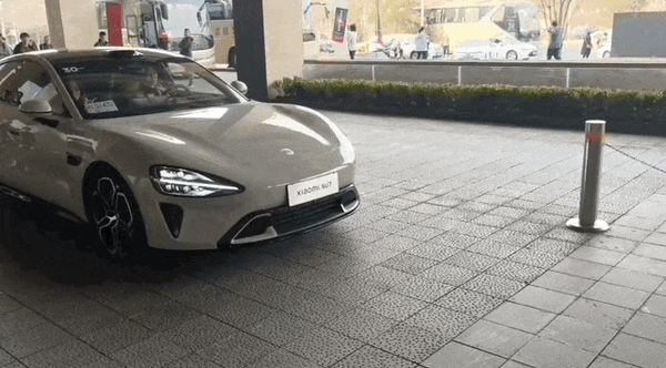 小米SU7泼天热议！卢伟冰连夜澄清二排空间、回应高速逃费