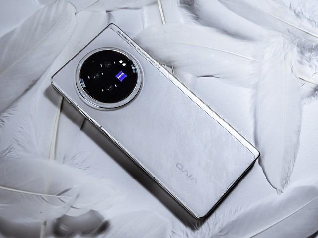vivo X Fold3 外观上手, 什么样的折叠屏比直板机还轻薄?插图5 vivo X Fold3 外观上手, 什么样的折叠屏比直板机还轻薄?
