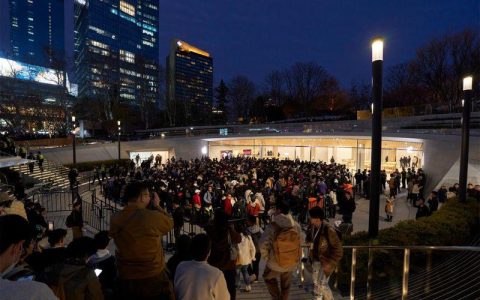 女子怒斥苹果静安店排队者崇洋媚外 过激还是合理表达？