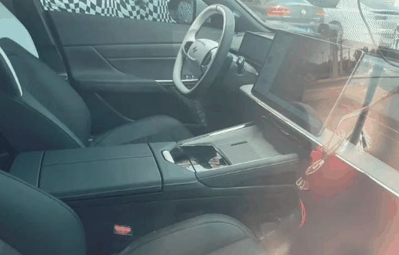 东风奕派eπ008内饰谍照曝光,中大型SUV市场再添猛将插图 东风奕派eπ008内饰谍照曝光,中大型SUV市场再添猛将