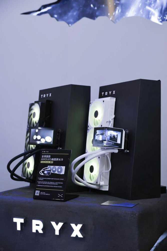 TRYX 创氪星系推出曲面屏一体水散热器,搭载 6.5 英寸 2K 屏幕插图 TRYX 创氪星系推出曲面屏一体水散热器,搭载 6.5 英寸 2K 屏幕
