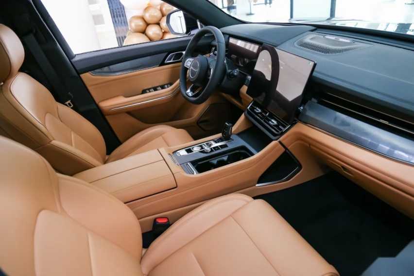 试驾领克新09 EM-P，“冰箱彩电大沙发”全都有，百公里油耗仅1L插图3