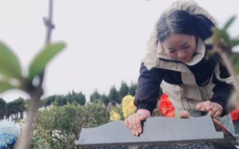 33岁母亲满头银发亲吻宝宝墓碑 令人心酸不已