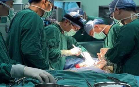 女生唱歌突然跑调查出恶性肿瘤 令人感到震惊