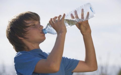 男孩一天喝9升水被查出肿瘤 还伴有异常行为