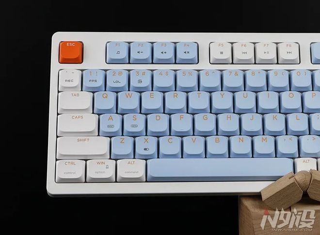 既是键盘也是Stream Deck! 黑爵AKP815触屏机械键盘上手体验测评插图3