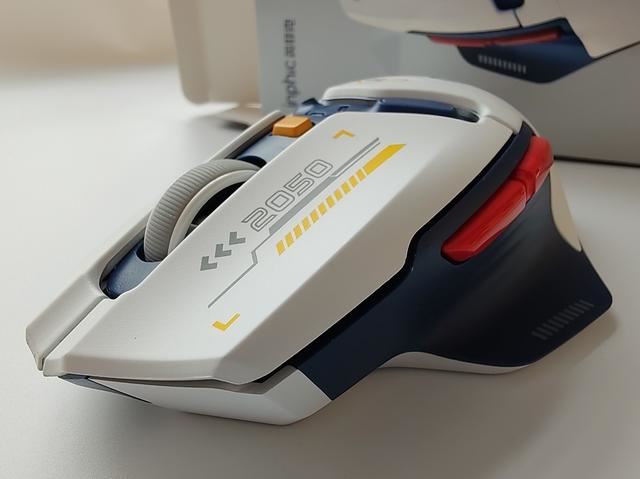 英菲克in9鼠标怎么样? 99元科幻风机甲设计三模游戏鼠标测评插图1