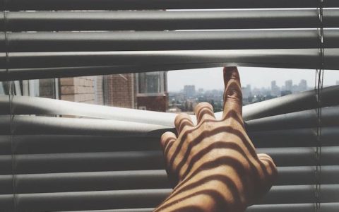 高三男生被指在女厕长期偷拍并传播 公安已立案调查