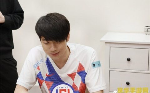 lgd英雄联盟微博 LGD英雄联盟：赛场上的英勇战士，微博上的互动之星