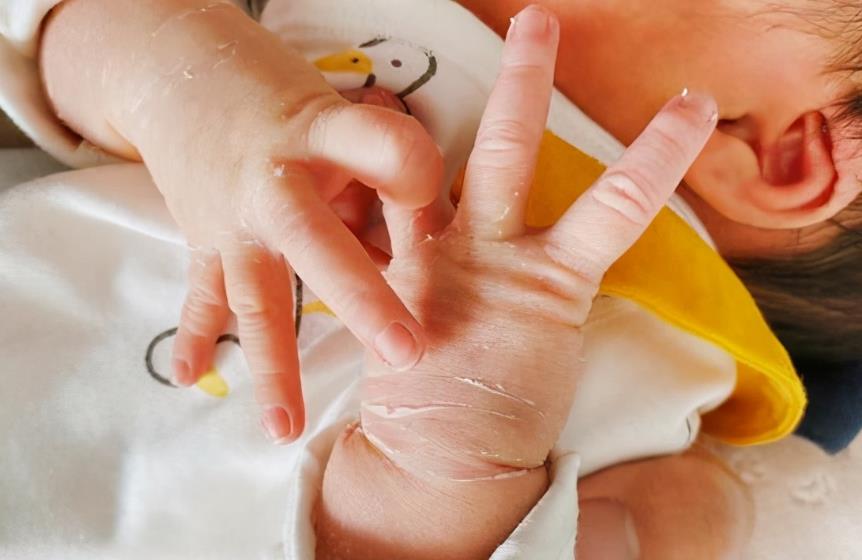 爸爸隔保鲜膜狂亲新生宝宝 为何要这样亲?插图 新生宝宝