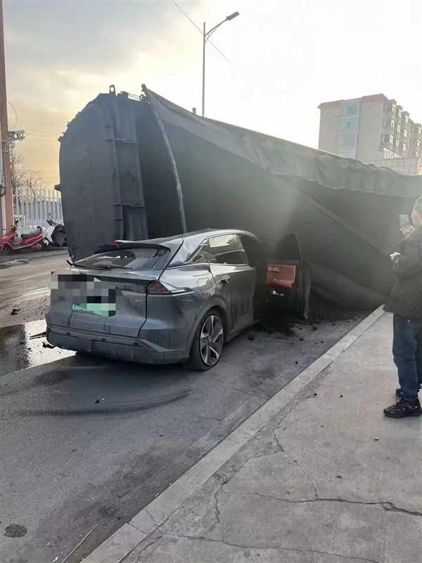 深蓝S7被49吨拉煤货车压顶后续:车毁了、语音还能用插图 深蓝S7被49吨拉煤货车压顶后续:车毁了、语音还能用