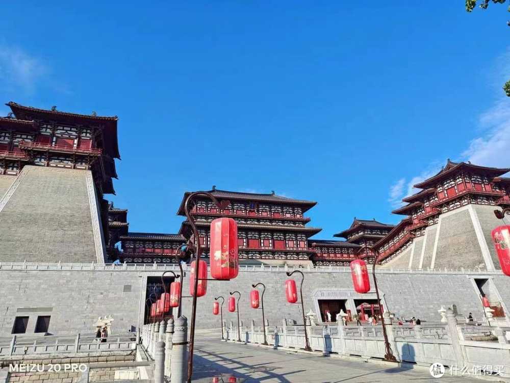 跌至2799元，骁龙8Gen2+三主摄+50W无线充电，比新机更划算