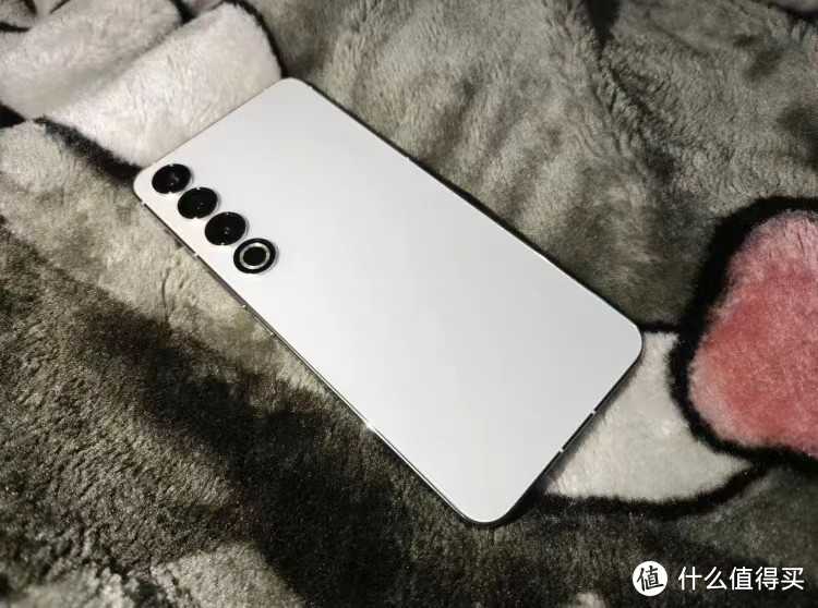 从4399跌至2789,第二代骁龙8+三主摄+50W无线充电,跌至中端市场插图4 从4399跌至2789,第二代骁龙8+三主摄+50W无线充电,跌至中端市场