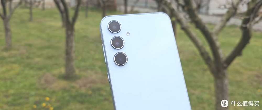 首款支持无缝更新的三星手机(三星Galaxy A55)，拉丝工艺搭配金属中框，搭载三星Exynos 1480芯片