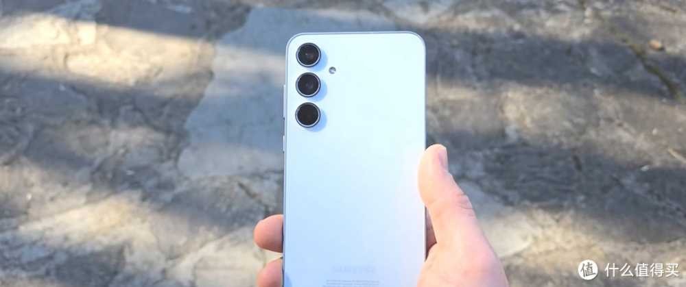 首款支持无缝更新的三星手机(三星Galaxy A55)，拉丝工艺搭配金属中框，搭载三星Exynos 1480芯片