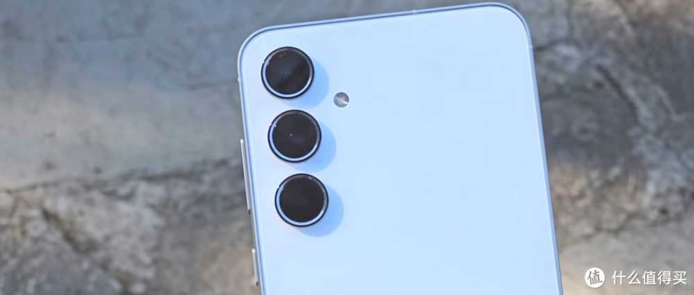 首款支持无缝更新的三星手机(三星Galaxy A55)，拉丝工艺搭配金属中框，搭载三星Exynos 1480芯片