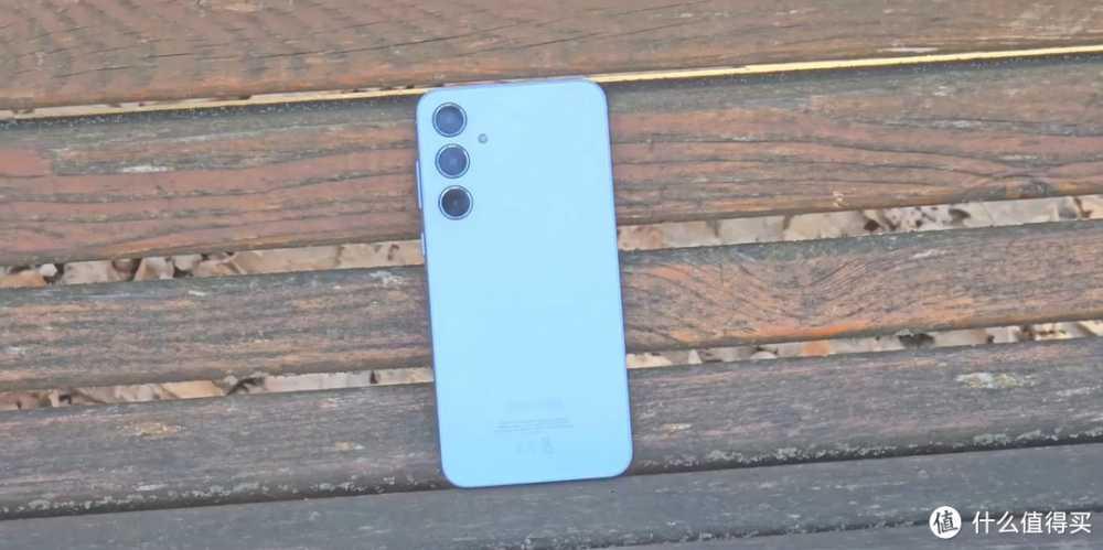 首款支持无缝更新的三星手机(三星Galaxy A55)，拉丝工艺搭配金属中框，搭载三星Exynos 1480芯片