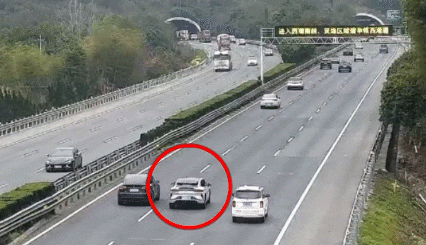 比亚迪、特斯拉高速剐蹭不撤离 几分钟后发生可怕一幕