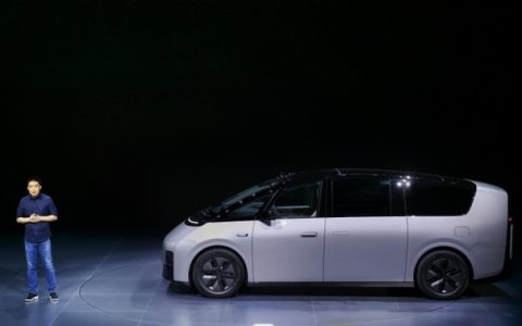 不做埃尔法影子，抢BBA生意，55.98万的理想MEGA值不值？