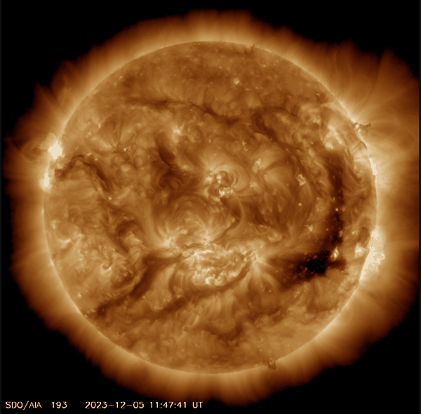 地球出现3小时特大地磁暴冲上热搜 网友:影响上班吗插图6 地球出现3小时特大地磁暴 网友:影响上班吗