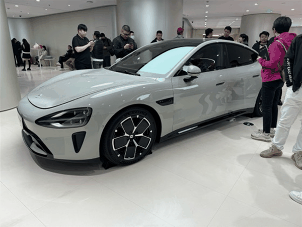 实地走访：小米SU7上市首日 有门店预订数超一千