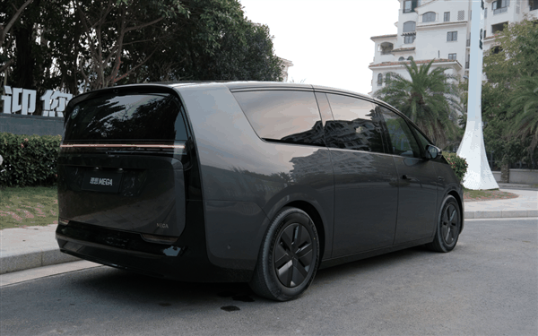 体验55.98万的理想MEGA：车是好车 贵是真贵