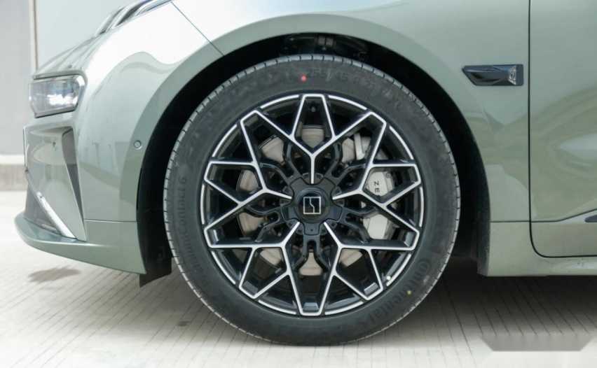 2024款极氪001，26.9万就可以拥有678马力，V12内燃机级别