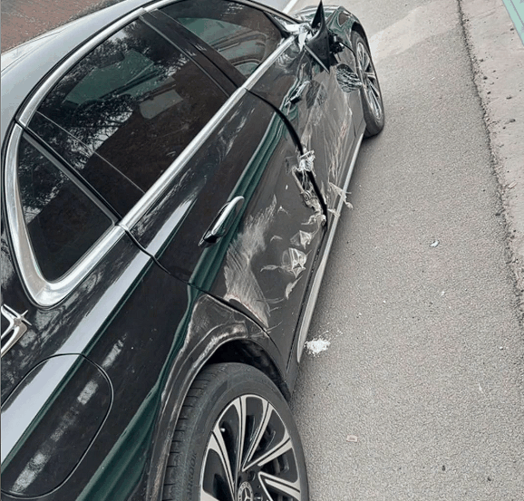 男子高速犯困开智能驾驶出事故:60万刚买的奔驰严重损毁插图 男子高速犯困开智能驾驶出事故:60万刚买的奔驰严重损毁