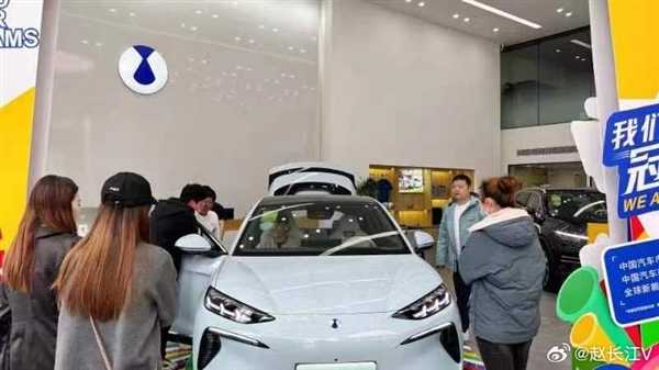 刮掉胡须颜值更帅!新款腾势N7到店引数十人围观插图2 刮掉胡须颜值更帅!新款腾势N7到店引数十人围观