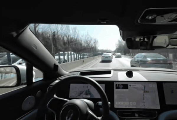 博主实测问界M9北京长安街无图智驾：全程几乎不用接管