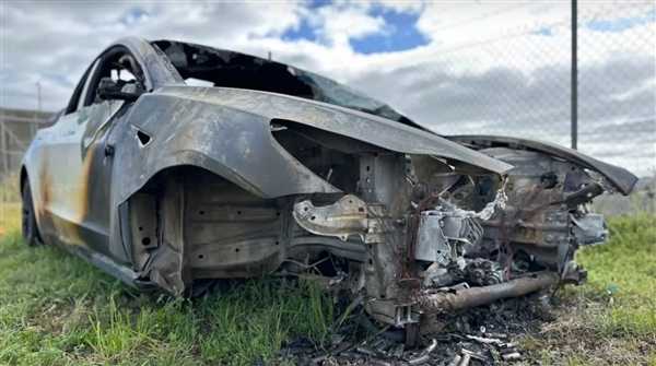 澳洲一特斯拉Model 3行驶中烧成壳：撞上卡车掉落的传动轴