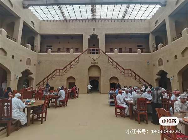 马云现身阿曼餐厅被网友偶遇:头戴鸭舌帽 风采依旧插图2 马云现身阿曼餐厅被网友偶遇:头戴鸭舌帽 风采依旧