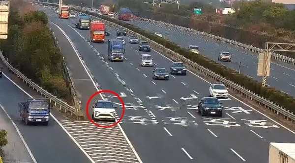 续航只剩1公里 新能源车主心急换电 高速逆行被重罚